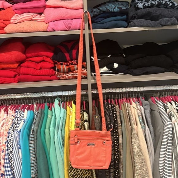 4 handbags 3 unbranded 1 is Rosetti for the price of one - Picture 3 of 5